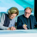 Dronning Sonja og Ørnulf Opdahl signerer egne verk på Nasjonalgalleriet. Foto: Stian Lysberg Solum / NTB scanpix